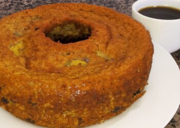 Bolo fit de banana com aveia e uvas-passas pra comer sem culpa