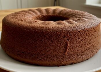 Bolo de chocolate fofinho perfeito para o café da tarde