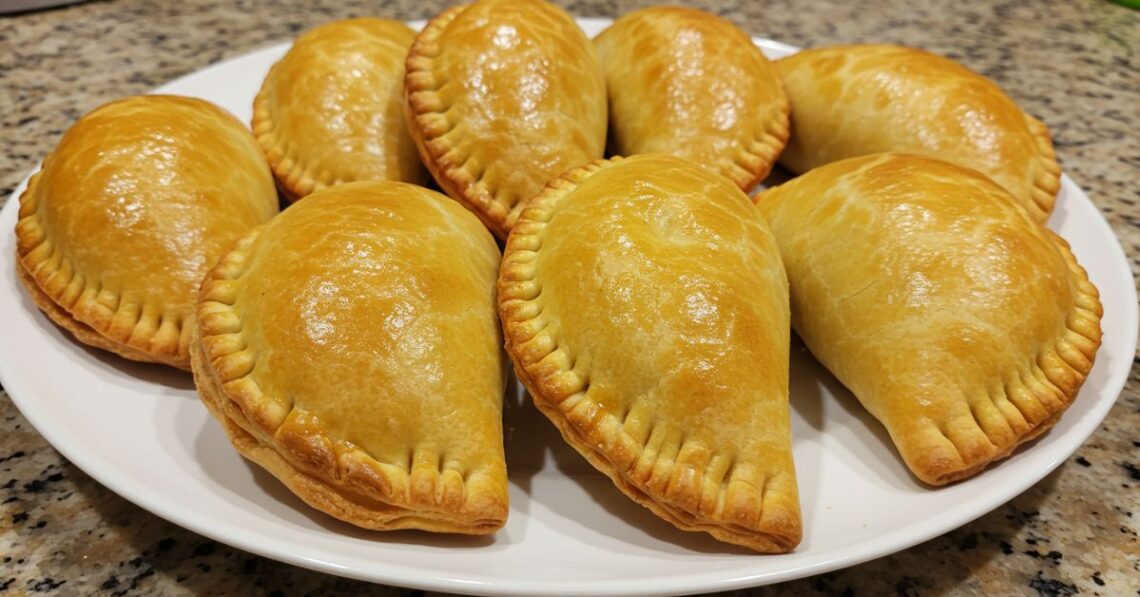 Massa simples de pastel assado com creme de leite
