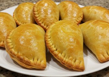 Massa simples de pastel assado com creme de leite