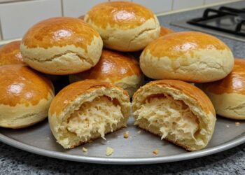 Esse pão de batata com recheio de frango vai virar seu lanche favorito