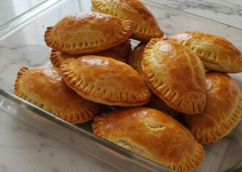 Pastel assado com massa de guaraná que derrete na boca