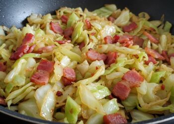 Prático e delicioso: repolho refogado com bacon