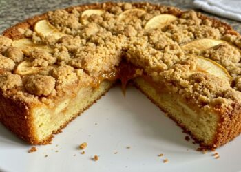 Cuca de maçã com doce de leite: massa fofinha e farofa crocante