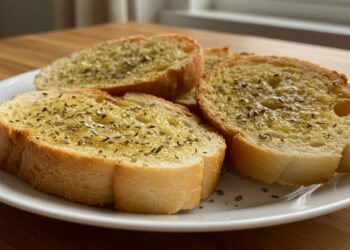 Não jogue fora! Transforme o pão velho em torrada com orégano