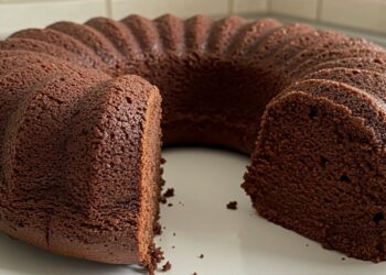 Bolo de chocolate de liquidificador fofinho e fácil de fazer