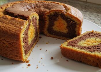 Bolo mesclado de chocolate com cenoura fofinho e fácil de fazer