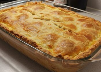 Empadão de frango cremoso com massa de maionese que derrete na boca