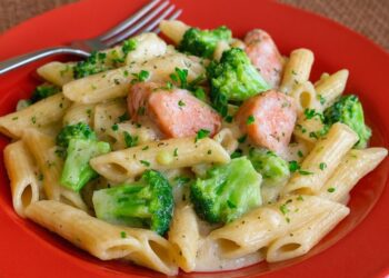Macarrão cremoso de brócolis com linguiça calabresa fácil e delicioso