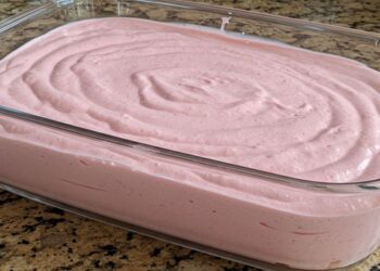 Mousse de morango rápido e baratinho feito no liquidificador