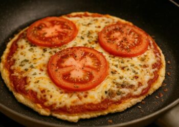 Receita rápida de pizza de frigideira fit com massa de aveia