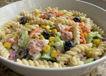 Salada de macarrão com atum refrescante e muito fácil de fazer