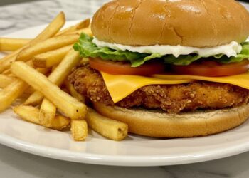 Sanduíche de frango empanado crocante fácil de fazer em casa