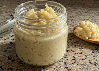 Tempero de alho caseiro que dura semanas na geladeira