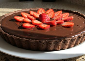 Torta-bombom de morango é a sobremesa perfeita para surpreender