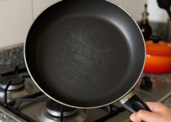 Panela antiaderente arranhada: pode usar ainda?