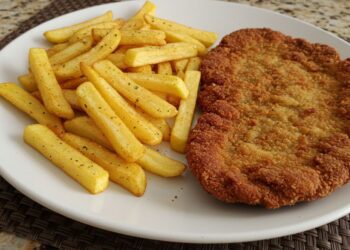 Bife à milanesa crocante com batata frita sequinha