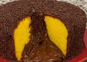 O clássico bolo de cenoura com brigadeiro que nunca sai de moda
