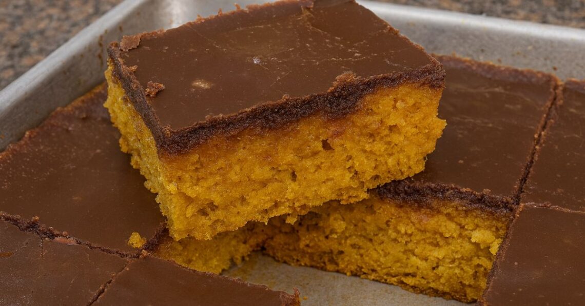 Bolo de cenoura fofinho com casquinha crocante de chocolate irresistível