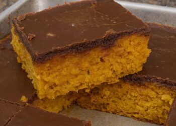Bolo de cenoura fofinho com casquinha crocante de chocolate irresistível