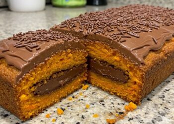 Bolo de cenoura que já sai recheado do forno e conquista no primeiro pedaço