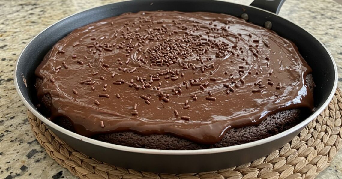 Bolo de chocolate na frigideira fica pronto em 15 minutos