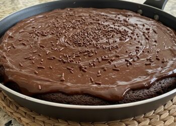 Bolo de chocolate na frigideira fica pronto em 15 minutos