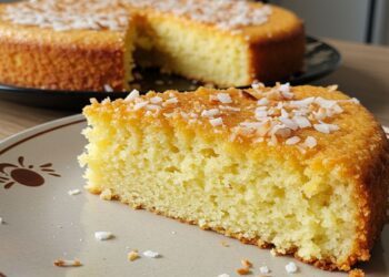Bolo de coco simples e fofinho para acompanhar um café