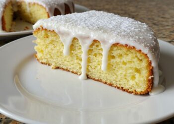 Bolo de leite em pó fofinho com cobertura fácil de fazer