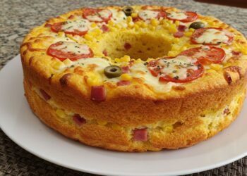 Bolo salgado de pizza para um lanche rápido e delicioso