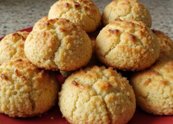 Broa de coco fácil perfeita para acompanhar o café