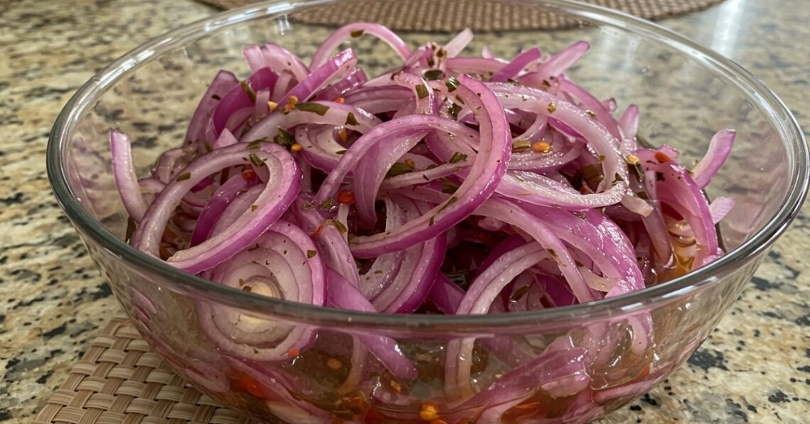 Cebola roxa em conserva fácil para acompanhar carnes e saladas