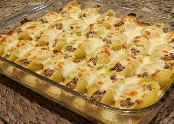 Conchiglione recheado com carne moída no molho branco que derrete na boca