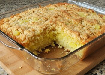 Veja como fazer cuca de abacaxi com farofa crocante