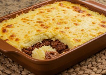 Escondidinho de carne seca com mandioca: sabor de comida caseira