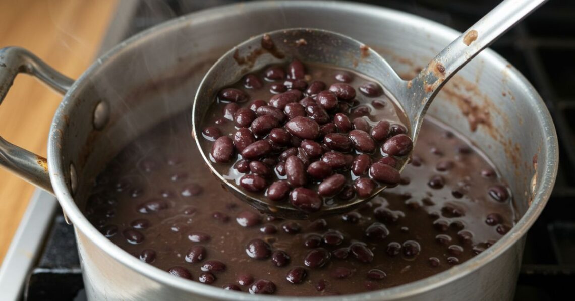 Feijão preto simples e saboroso para o dia a dia