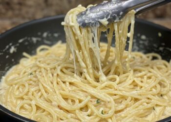 Macarrão alho e óleo cremoso simples e muito saboroso