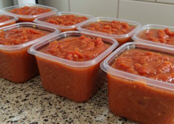 Molho de tomate caseiro fácil para congelar e usar no dia a dia