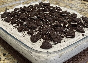Mousse de Oreo fácil e cremoso com apenas 5 ingredientes