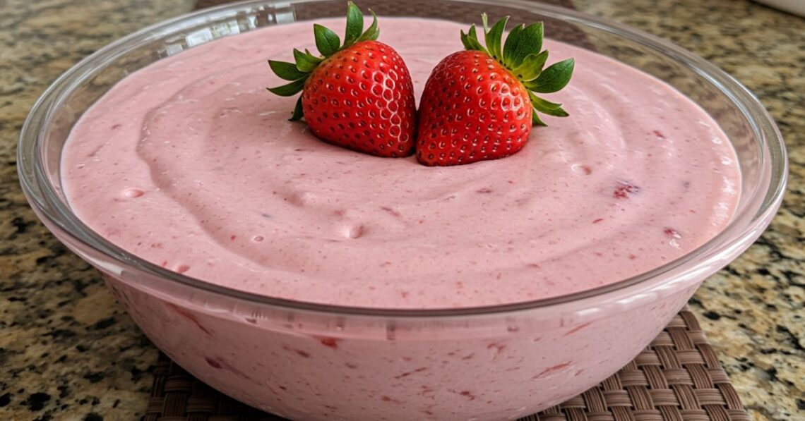 Mousse de morango com a fruta: sobremesa rápida e deliciosa