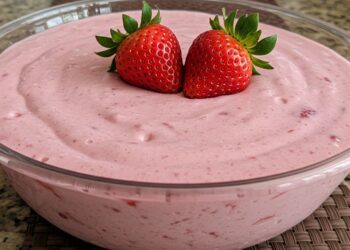 Mousse de morango com a fruta: sobremesa rápida e deliciosa