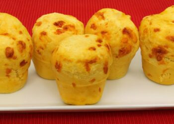Pão de queijo de preguiçoso: super fácil e gostoso