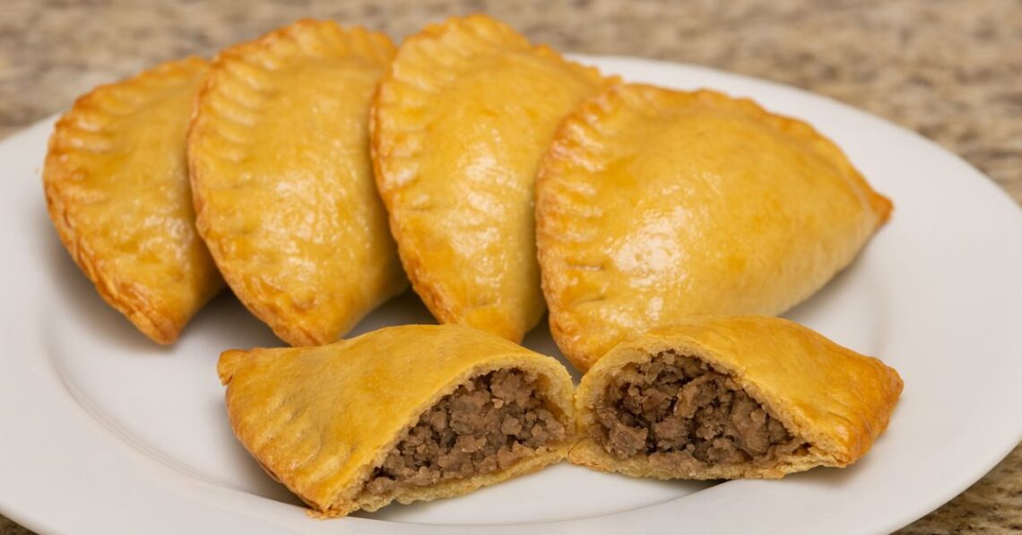 Pastel assado com massa de aveia e recheio de carne moída