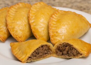 Pastel assado com massa de aveia e recheio de carne moída