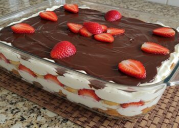Pavê de morango com chocolate cremoso e fácil de fazer