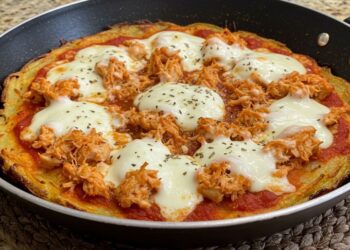 Pizza com massa de batata na frigideira prática e deliciosa