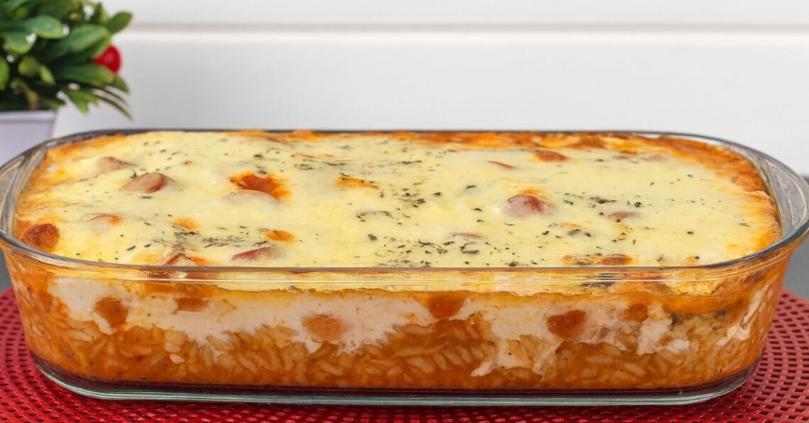 Receita econômica: macarrão de forno cremoso com salsicha