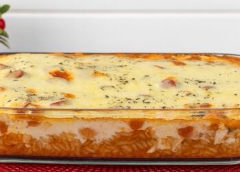 Receita econômica: macarrão de forno cremoso com salsicha