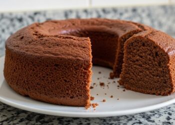 Bolo de chocolate com aveia fofinho e fácil de fazer no liquidificador
