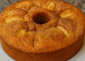 Bolo de maçã com canela fofinho e fácil, perfeito para o café